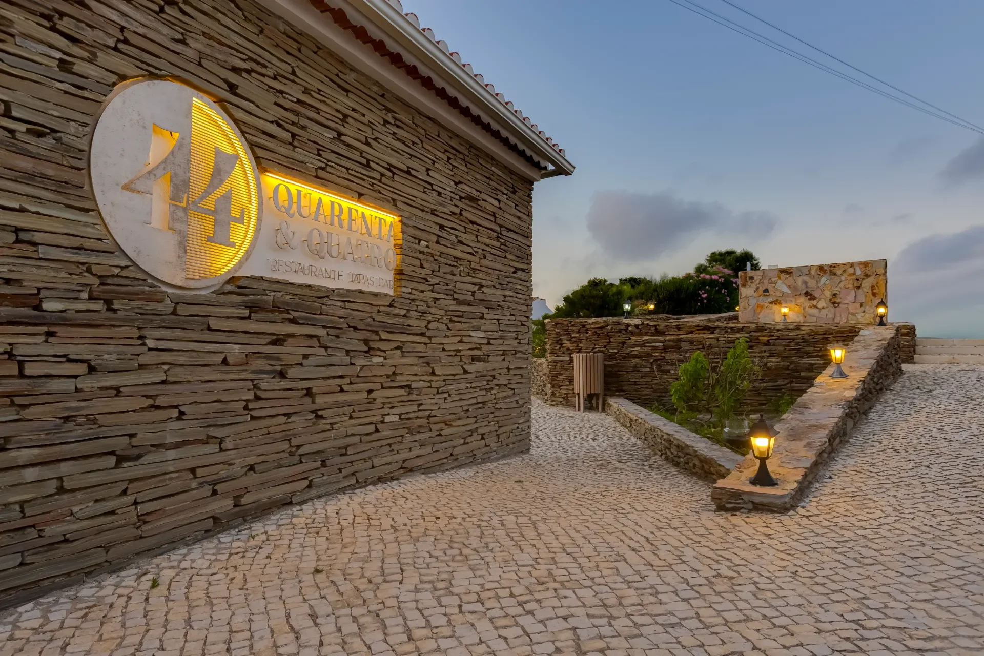 Entrada do restaurante Quarenta & Quatro ao anoitecer