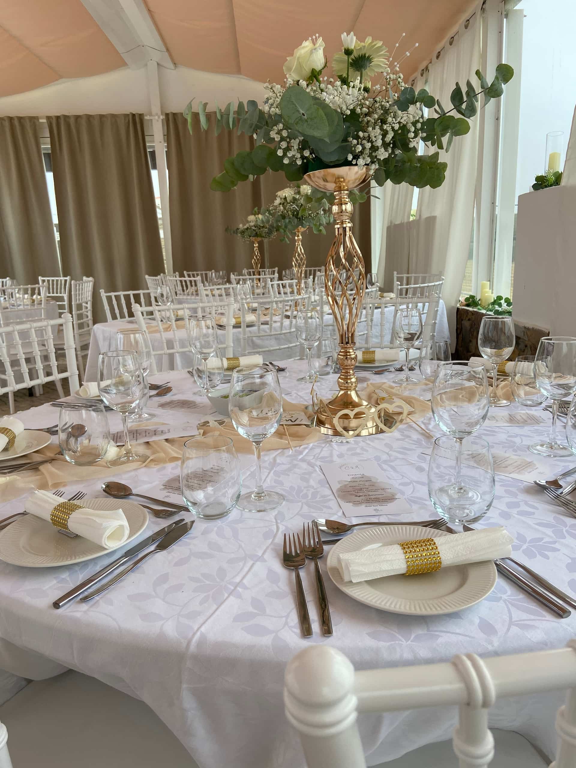 Mesa decorada para um evento no Barranco da Fonte