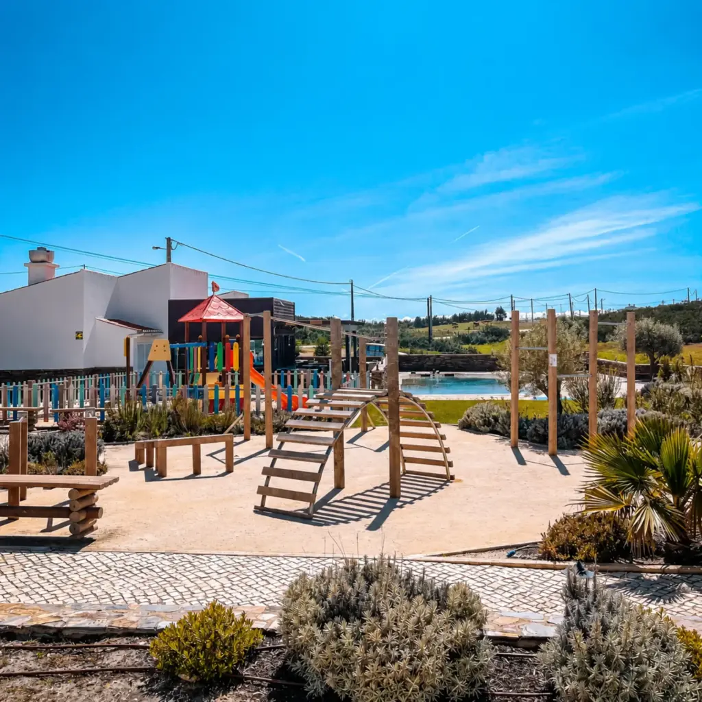 Parque infantil e esplanada do Barranco da Fonte
