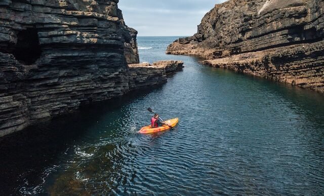 Kayak entre as falésias de Lagos