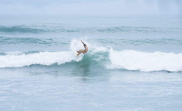 Surfista numa onda