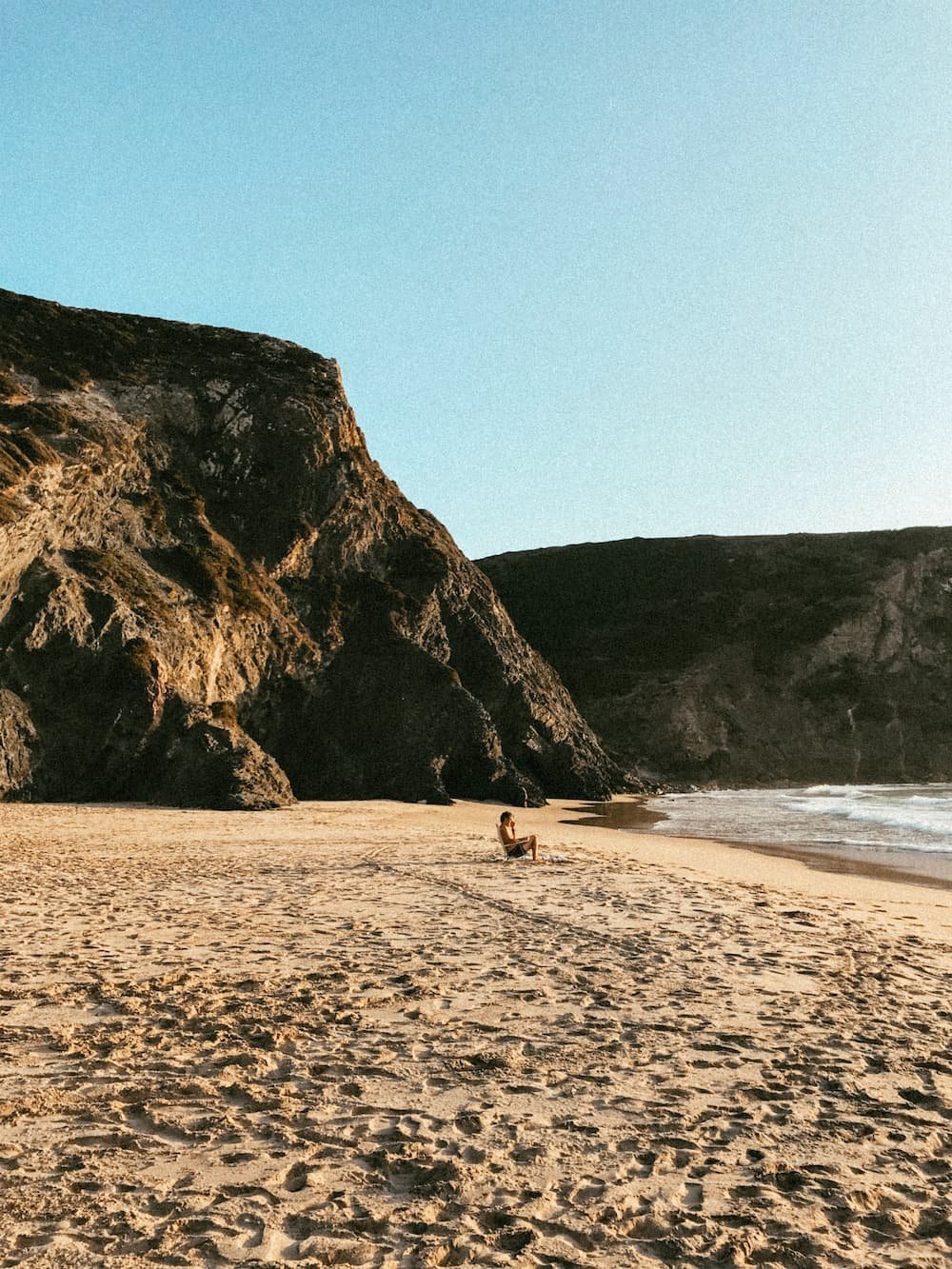 Praia entre falésias na Costa Vicentina
