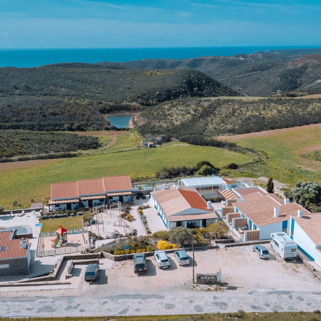 Praia da Costa Vicentina com falésias e mar azul