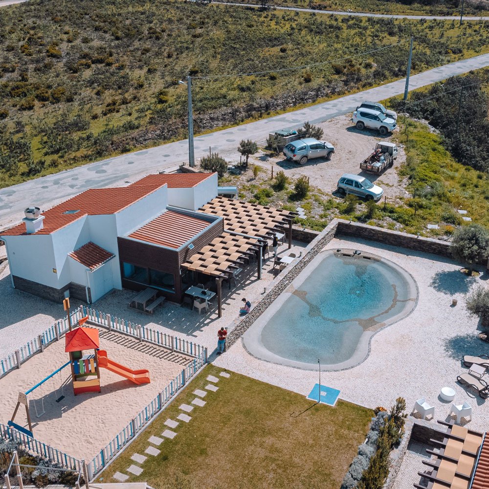 Vista aérea do Barranco da Fonte com a piscina e o parque infantil