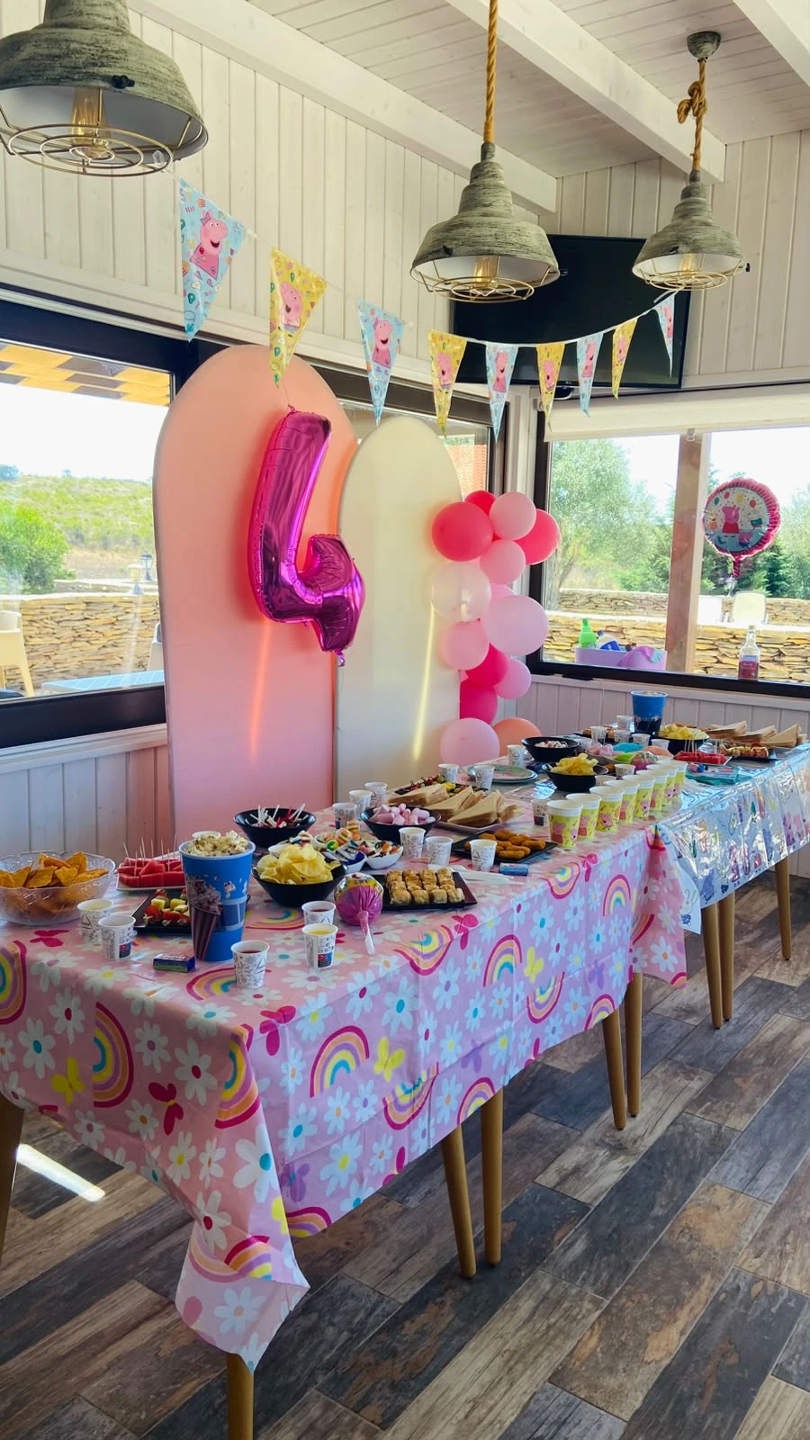Mesa de uma festa de aniversário infantil na sala do Barranco da Fonte