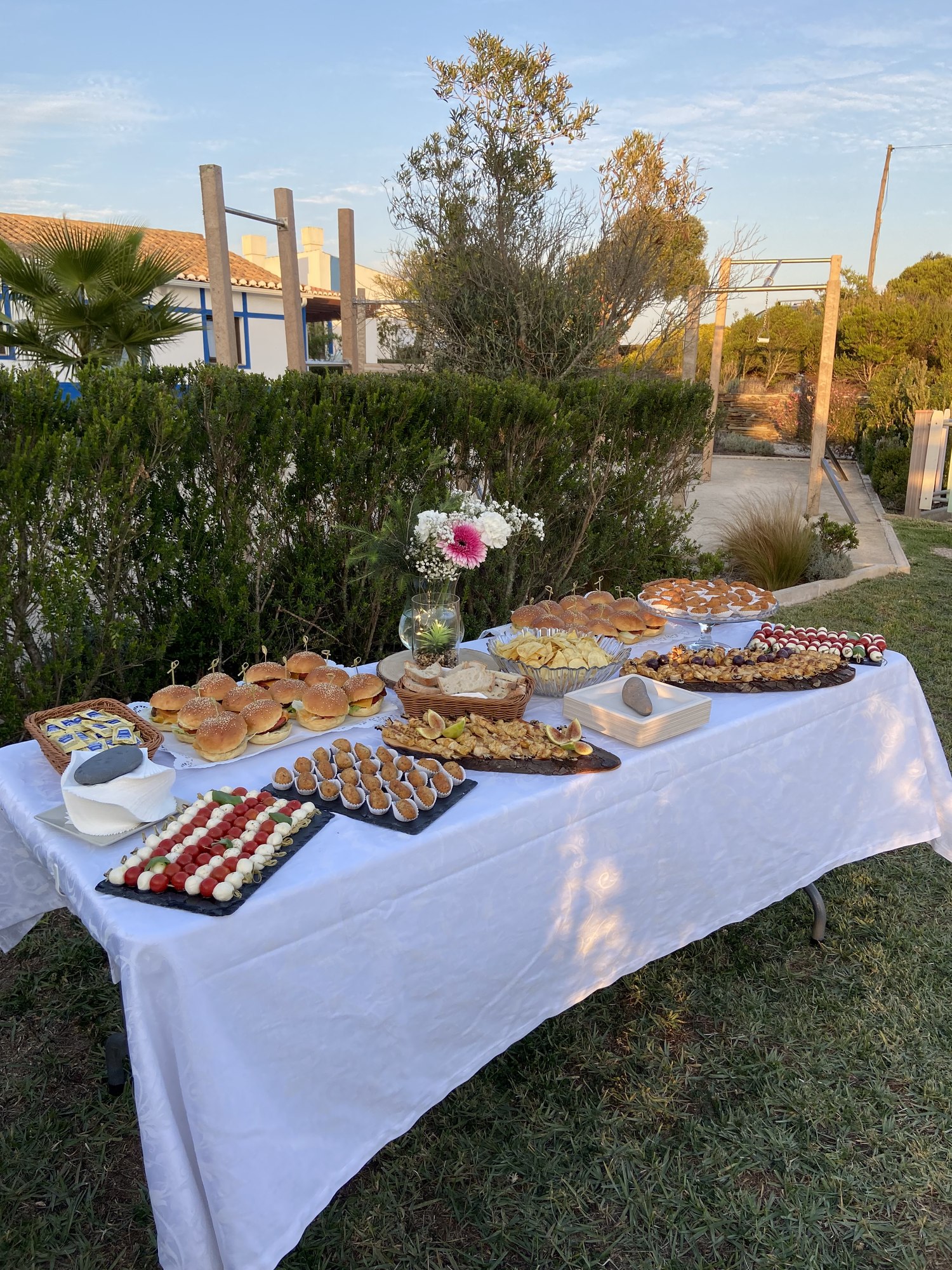 Mesa de catering montada no jardim do Barranco da Fonte
